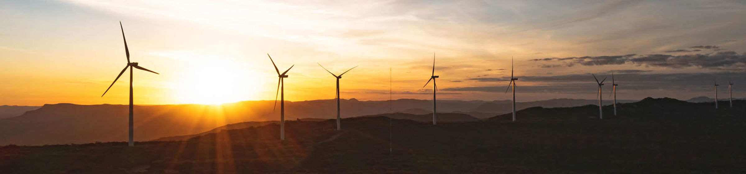 Aerogeradores no pôr do sol em Brotas de Macaúbas, Bahia, Brasil